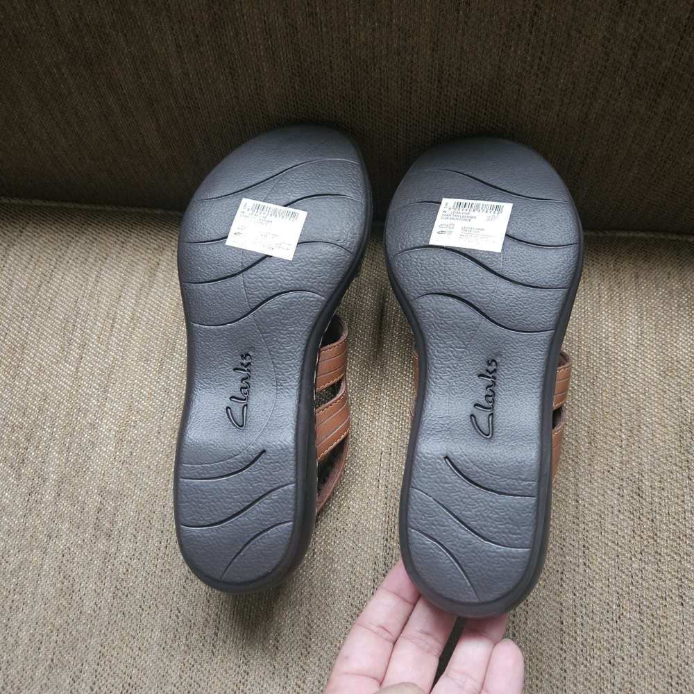 New Clarks Brown Sandals - Picture 2 of 5